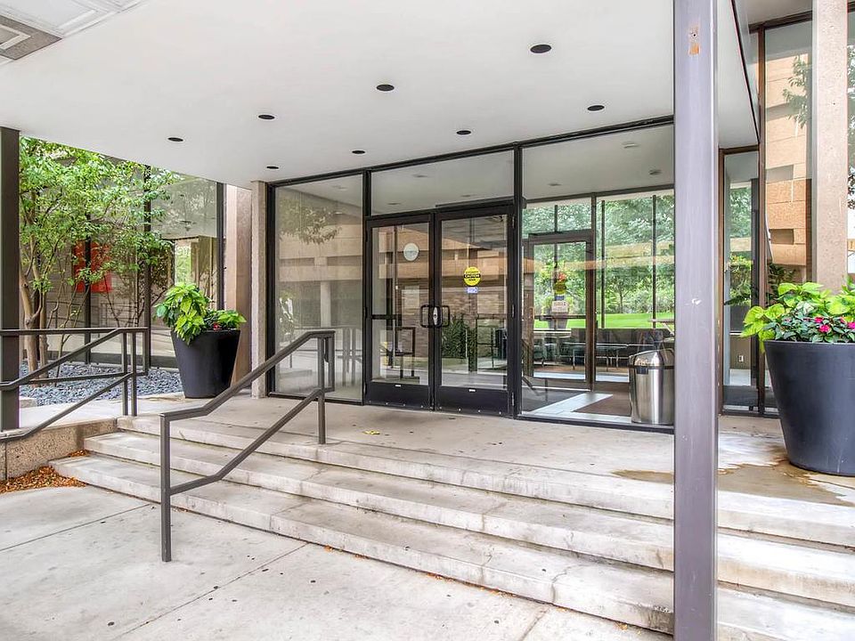 Formal entrance with car pull-in. Secure entry. Attendant greets your guests