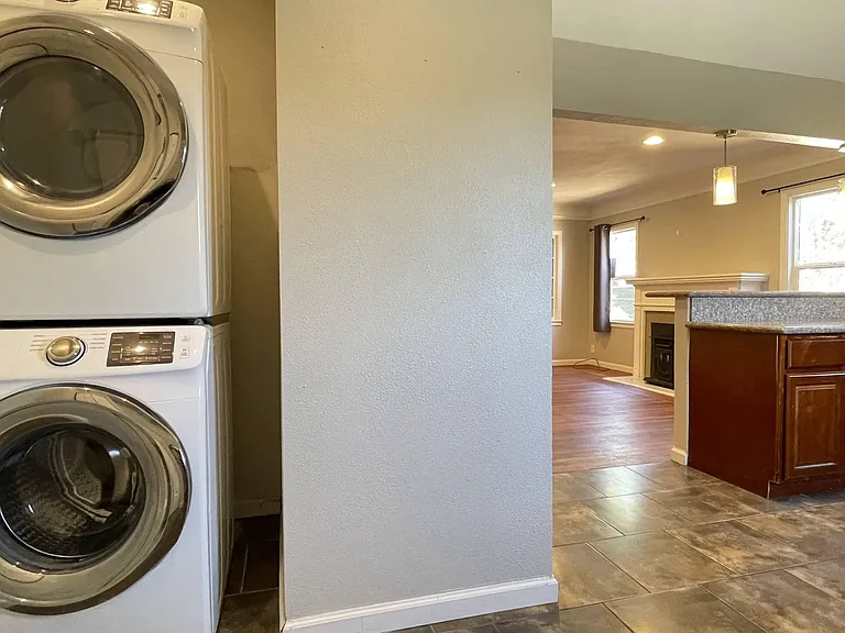1044 Branham Ln — Photo 4