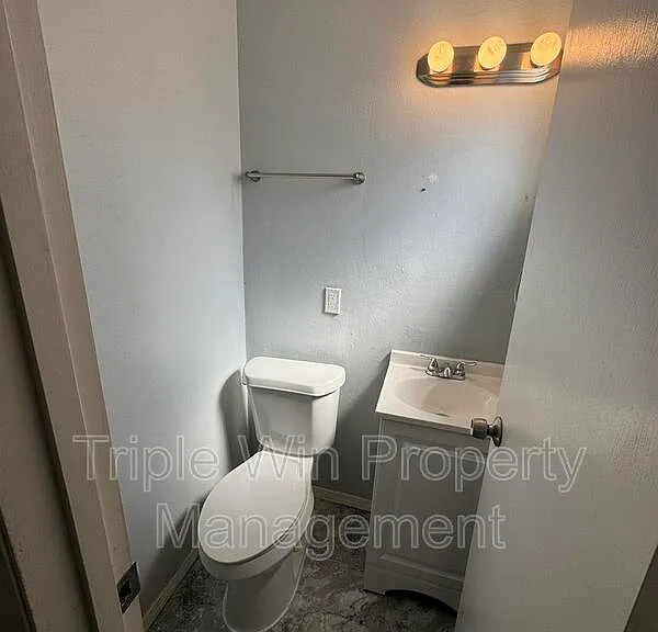 513 Coachway Ln — Photo 24