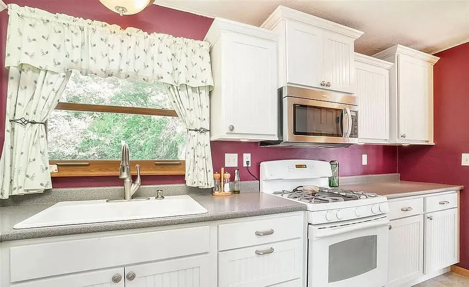4 bed, 2436 sqft, $2,400 — Photo 3