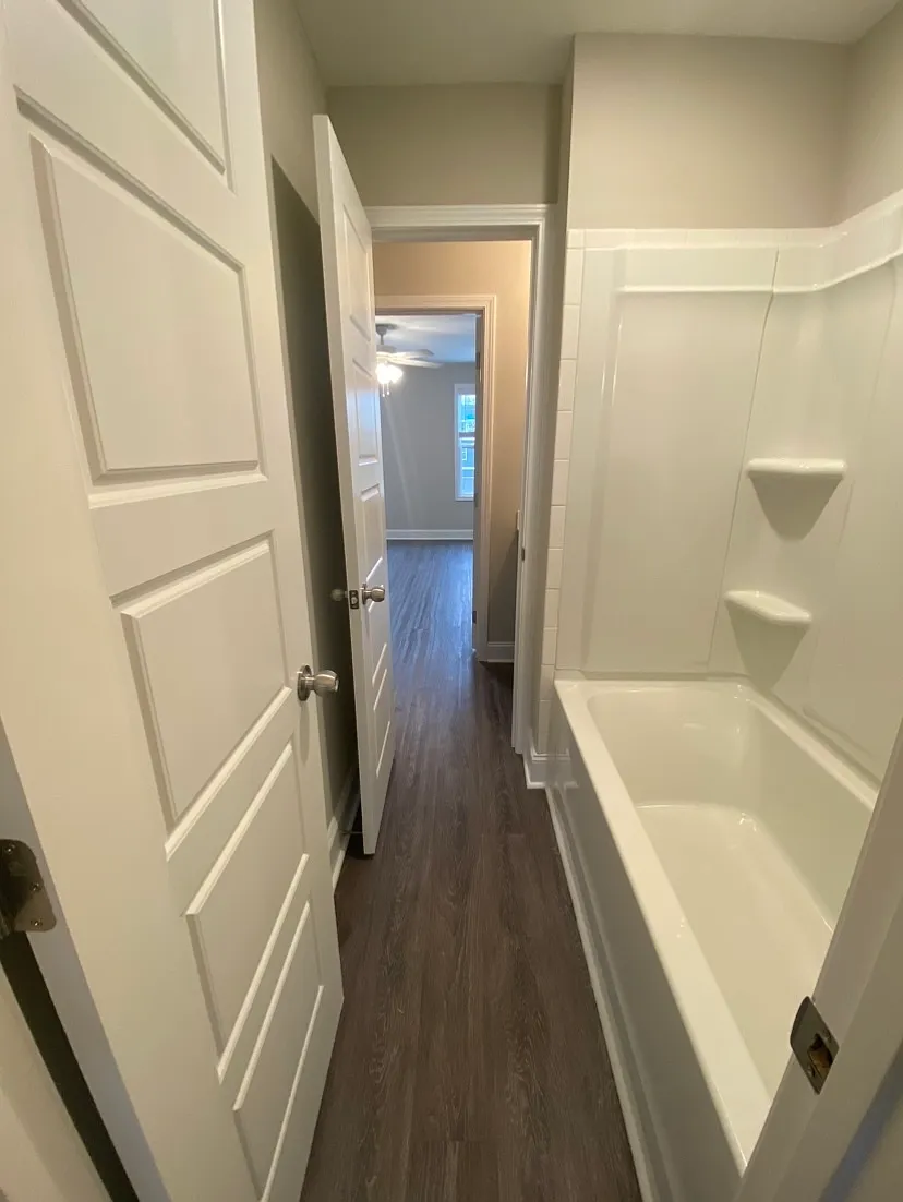 1024 Glenkirk Drive - D — Photo 3