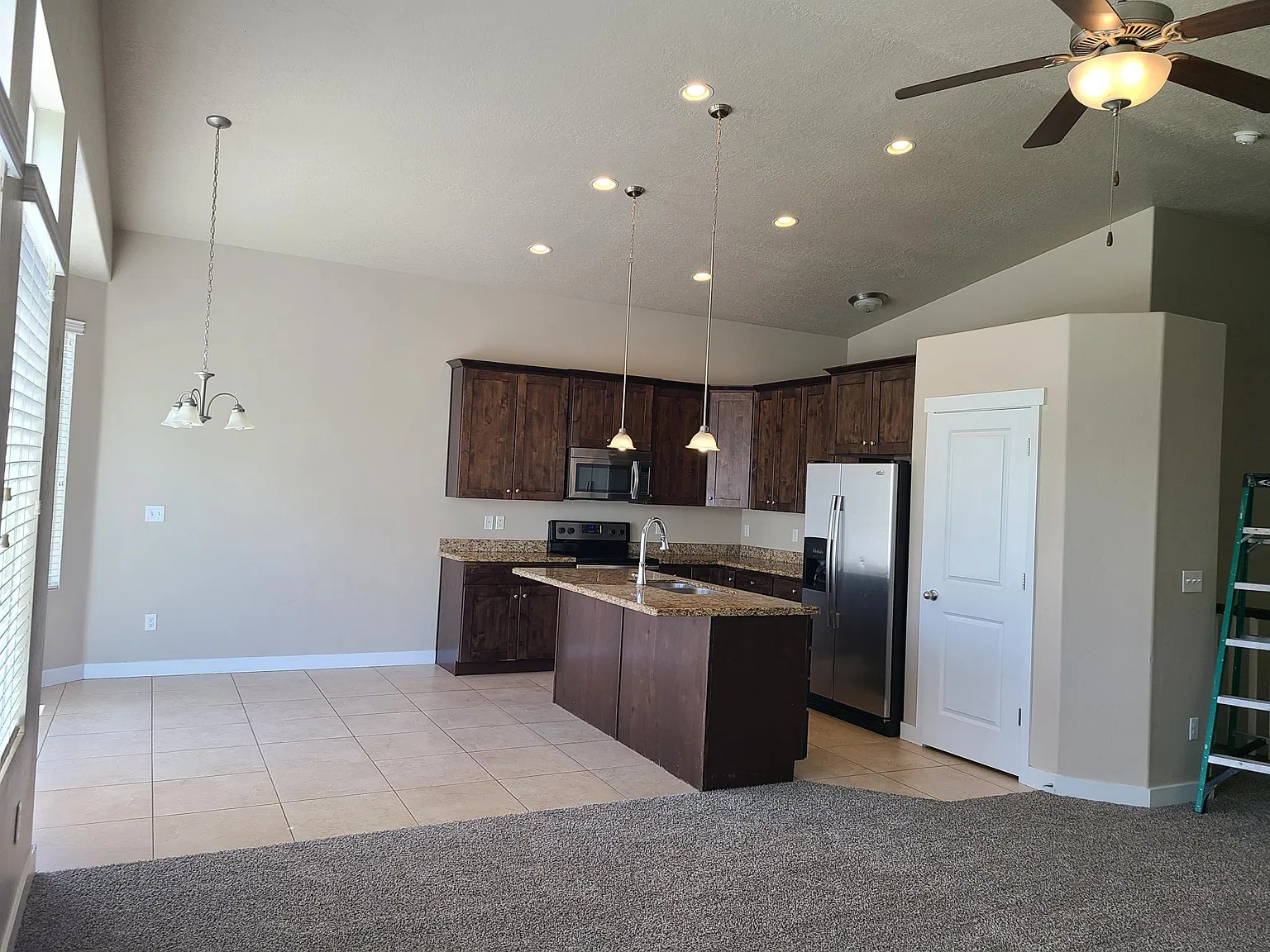 4 bed, 3.5 bath, 2533 sqft, $3,000 — Photo 2