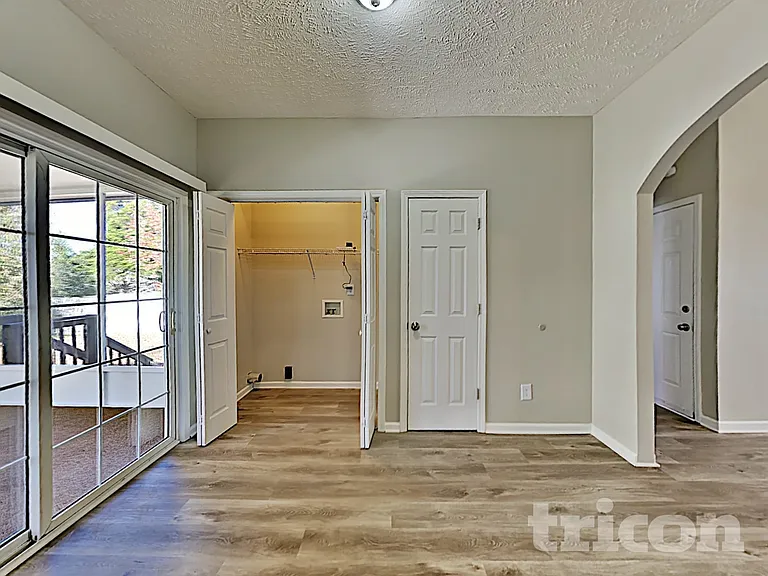 407 Barking Dr — Photo 5