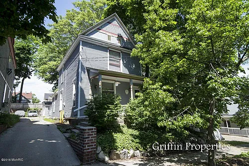323 Union Ave NE Photo 1
