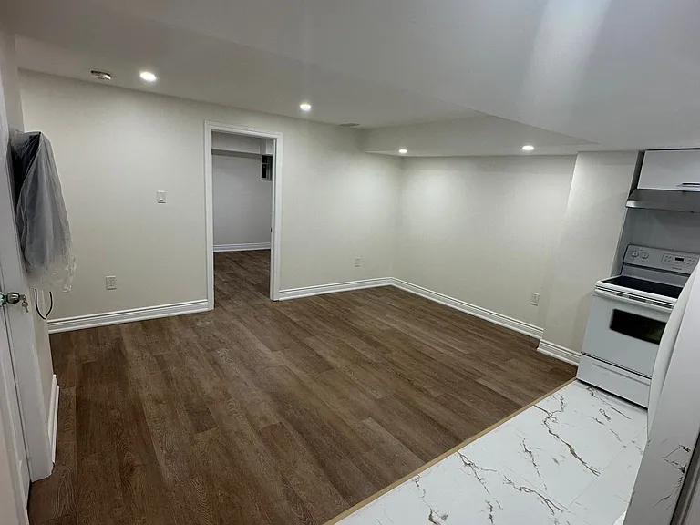 138 Sutherland Ave — Photo 4