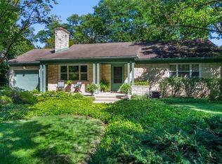 910 Seneca Rd, Wilmette, IL 60091