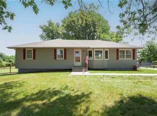 4915 S Lefholz Rd, Oak Grove, MO 64075