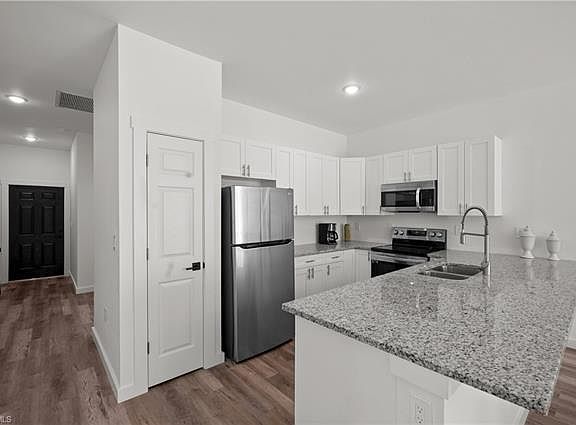 4th image of 1141 1141/1143 Gilbert Ave S