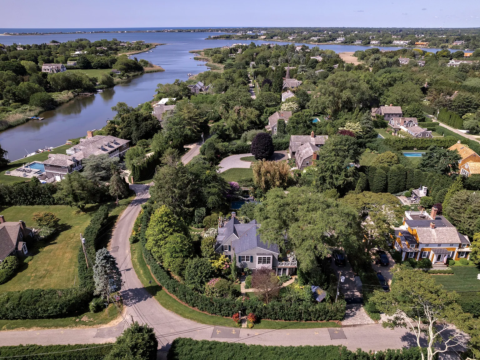 Secluded Summer Compound in Water Mill South — Photo 3