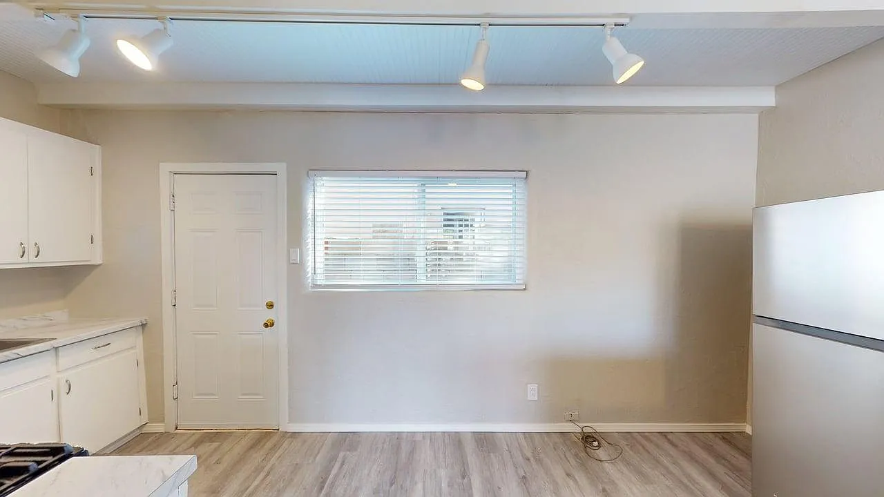 Updated 1 Bed / 1 Bath Apartment w/ Priavte Yard — Photo 3
