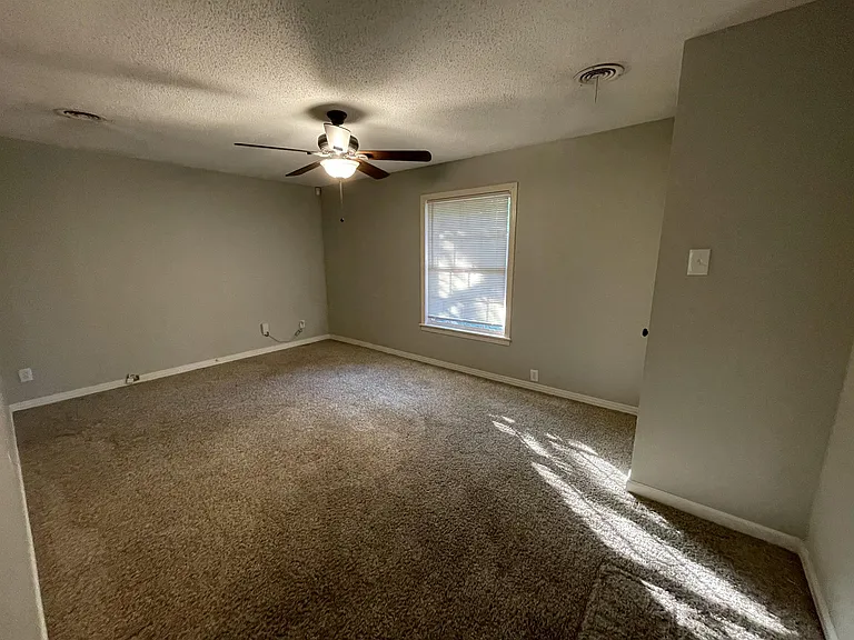 611 E University Dr — Photo 13