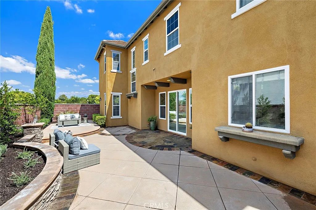 4 bed, 2694 sqft, $6,280 — Photo 2