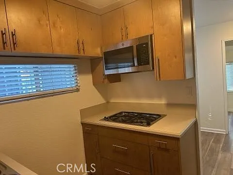 852 W 18th B Bay #B — Photo 8