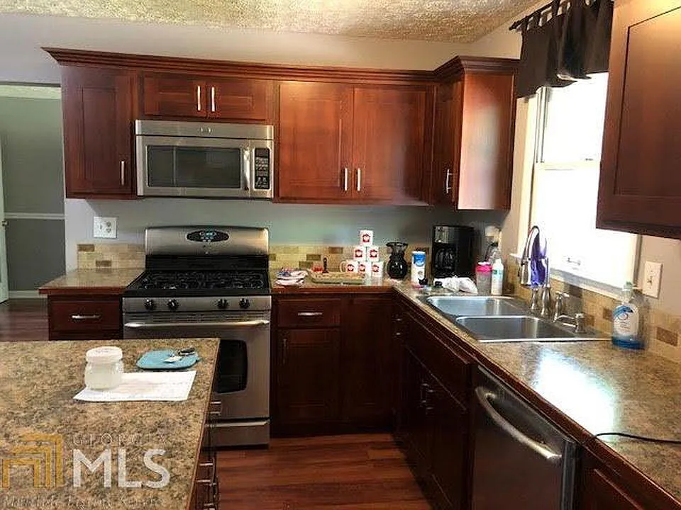 5 bed, 3000 sqft, $2,780 — Photo 4