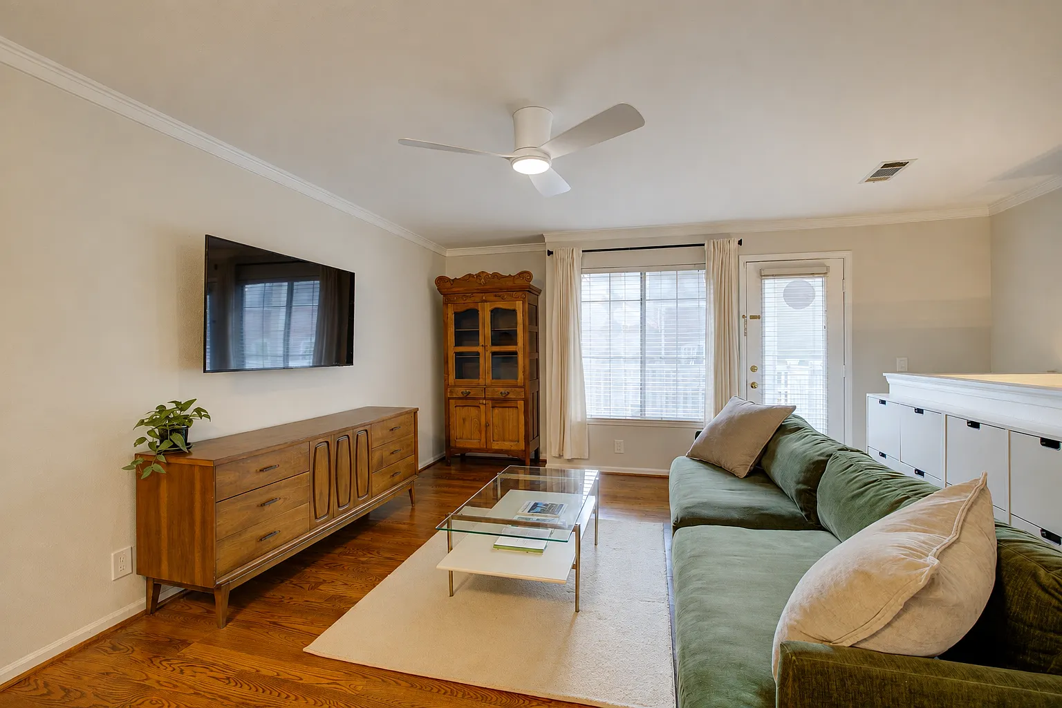 1 bed, 788 sqft, $2,400 — Photo 2