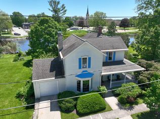 121 S River St, Waterford, WI 53185