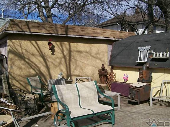 3rd image of 808 E 7th St
