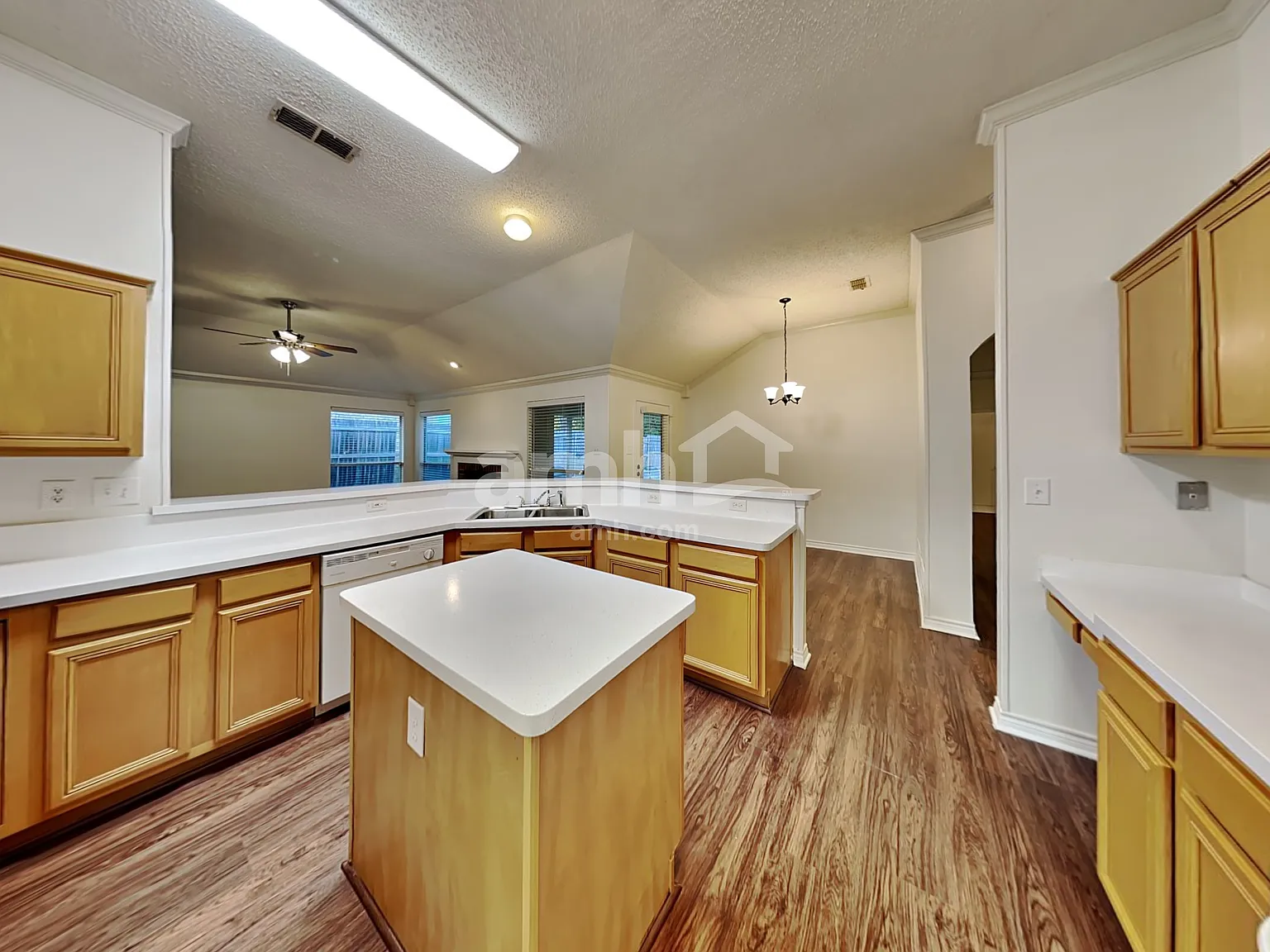 4 bed, 2.0 bath, 2201 sqft, $2,580 — Photo 4
