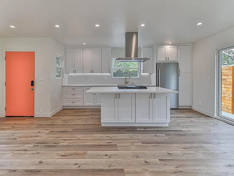 11801 Albers St — Photo 5