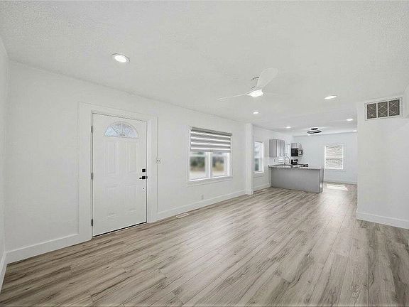 4th image of 208B Collins Ave #B