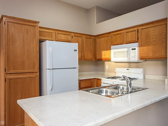 5th image of 319 Desert Knolls St