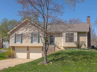 12192 S Fox Ridge Dr, Olathe, KS 66062