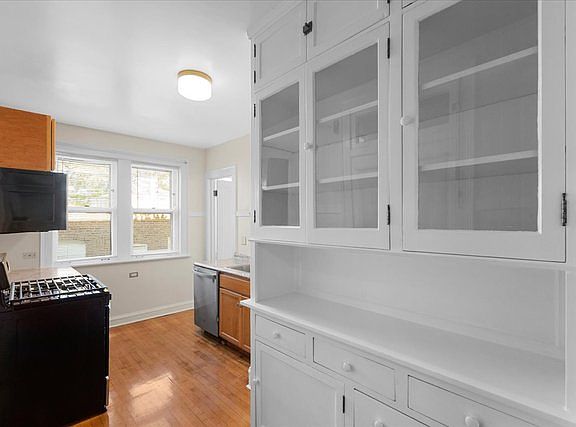 3rd image of 811 Dobson St APT 1E