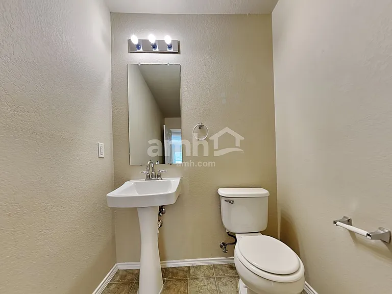421 Hackberry Dr — Photo 8