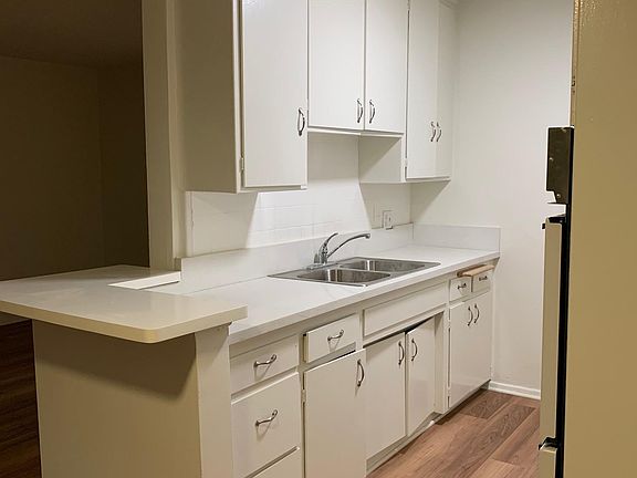 3rd image of 7067 Hawthorn Ave APT 2
