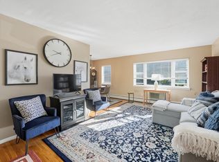 124 Regency Park Dr, Agawam, MA 01001