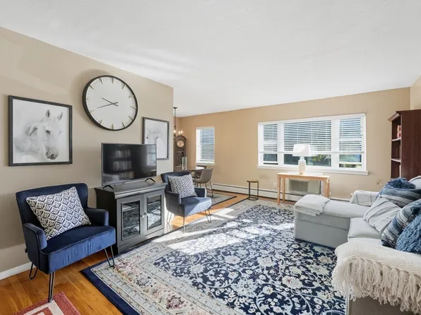 124 Regency Park Dr, Agawam, MA 01001