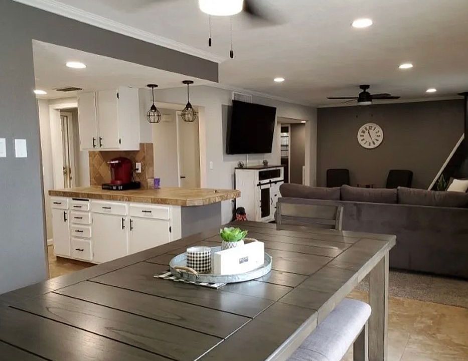 1st image of 3375 Desert Dr