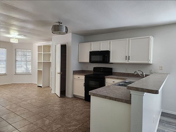 5th image of 1557 Crown View Dr