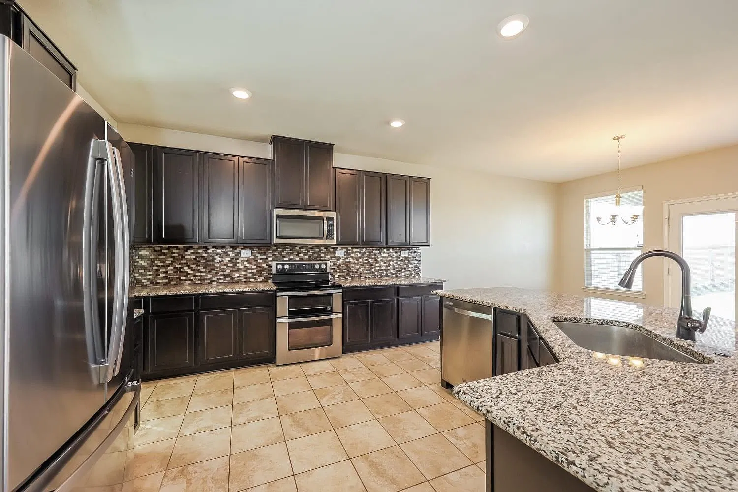 4 bed, 2.5 bath, 2508 sqft, $2,065 — Photo 4