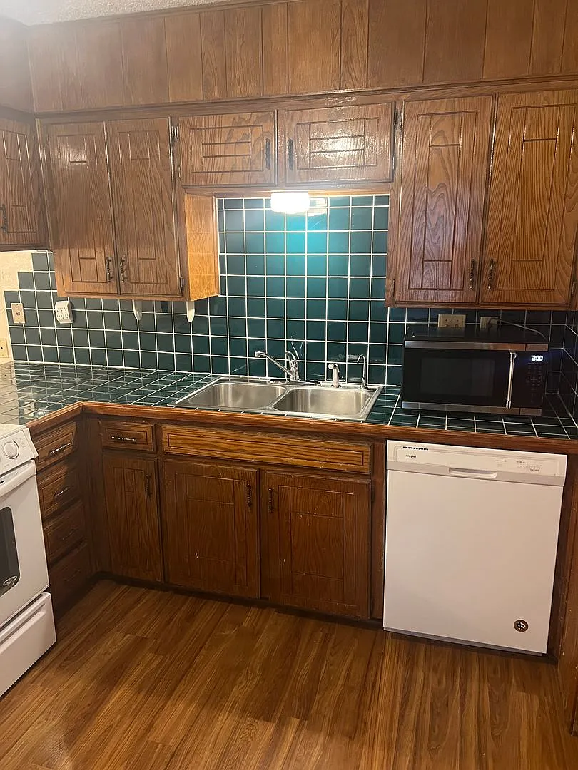 Large Canyon Home — Photo 3