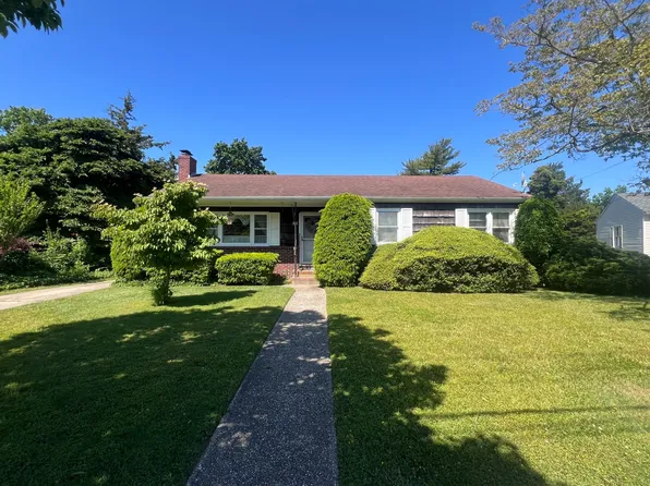 30 General McClean Dr, Bellport Village, NY 11713