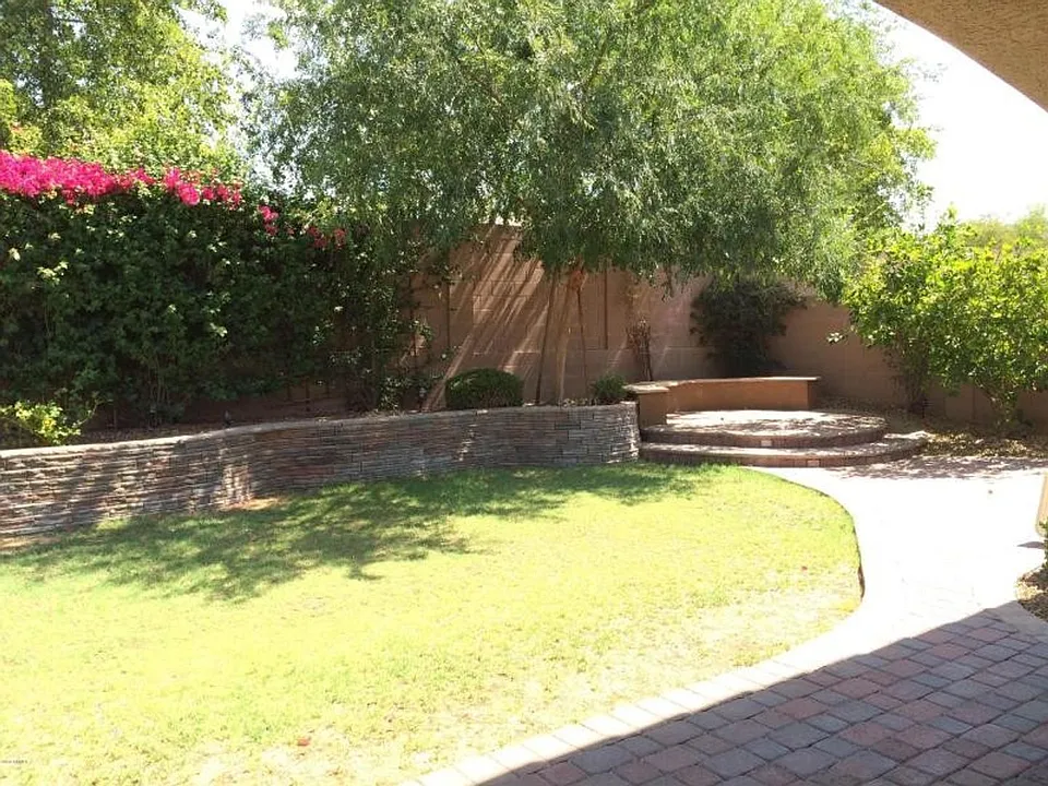 1940 W Blaylock Dr