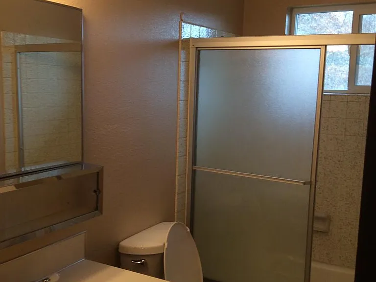 Upstairs Full Bathroom