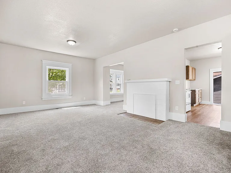 511 W Church St — Photo 2