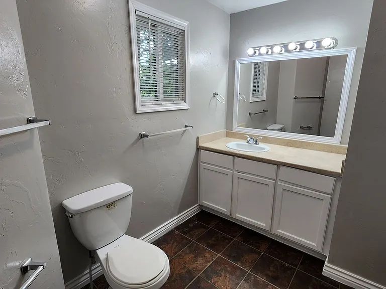 225 E Edwards St — Photo 43