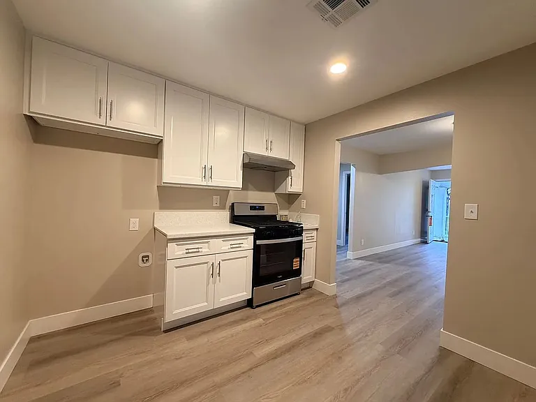 1550 N Pershing Ave — Photo 21