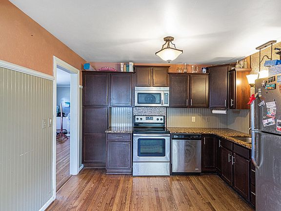 5th image of 1662 Valley Rd