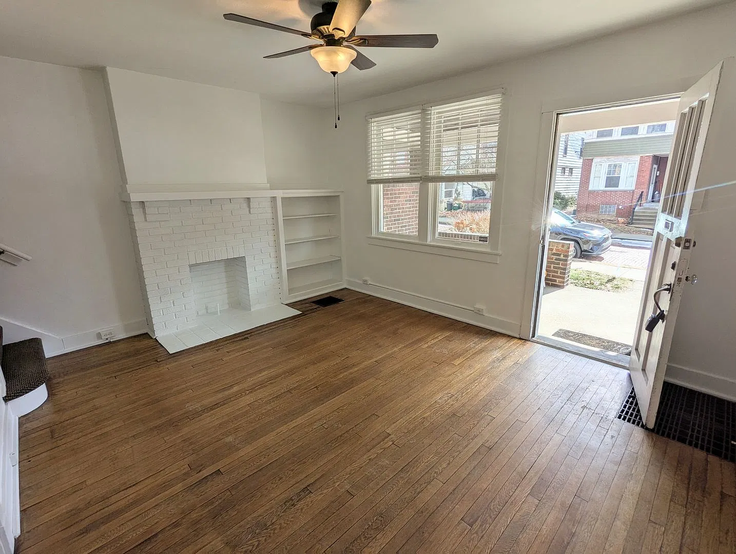 3 Bedroom 1 Bathroom Left Side Duplex (Regent Square) — Photo 2