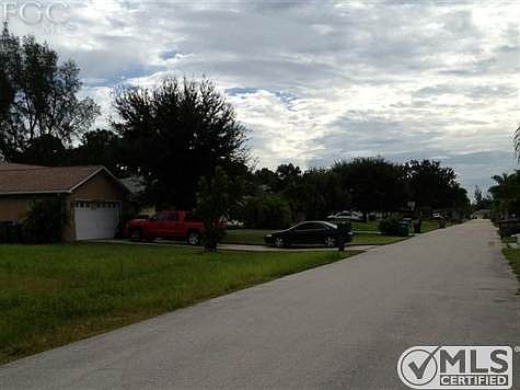 Surrounding neighborhood: facing eastward