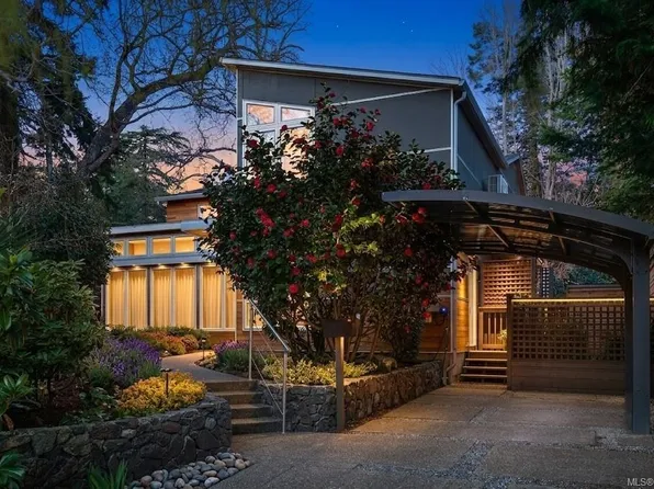 929 Redfern St, Victoria, BC V8S 4E7