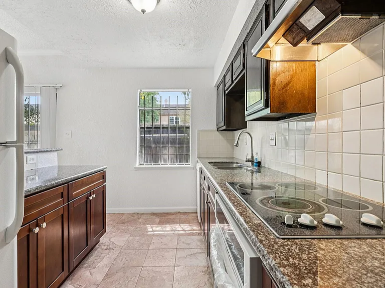 7700 Creekbend Dr #70 — Photo 10