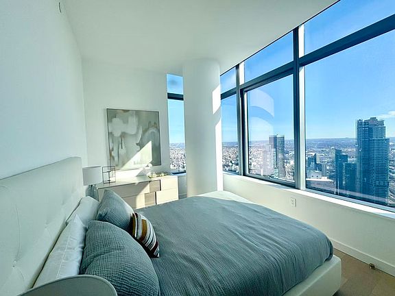 5th image of 3 Court Sq Unit Penthouse 404