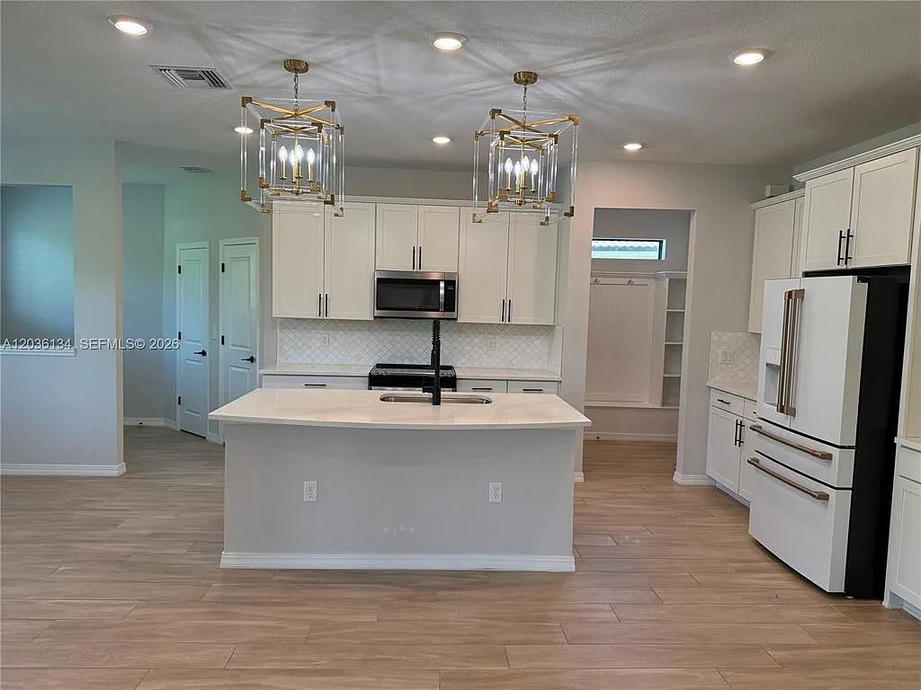 4 bed, 2.5 bath, 2646 sqft, $5,500 — Photo 1