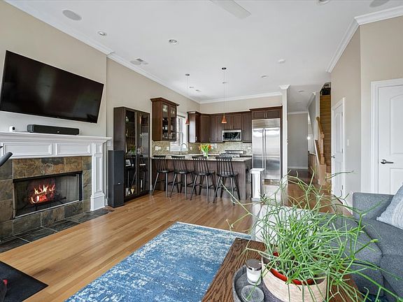 5th image of 1031 W Newport Ave #3
