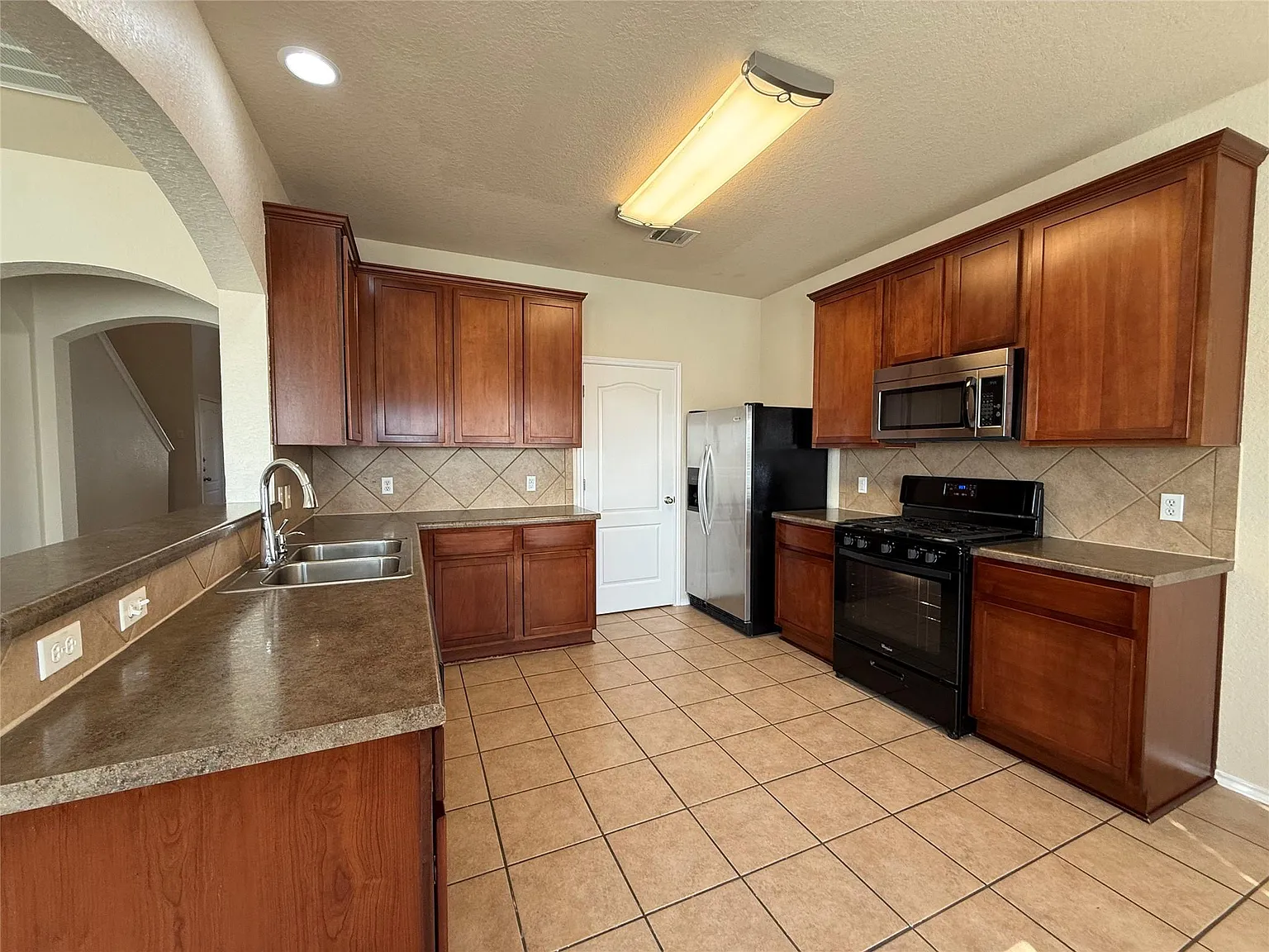 3 bed, 2.5 bath, 2158 sqft, $2,150 — Photo 4